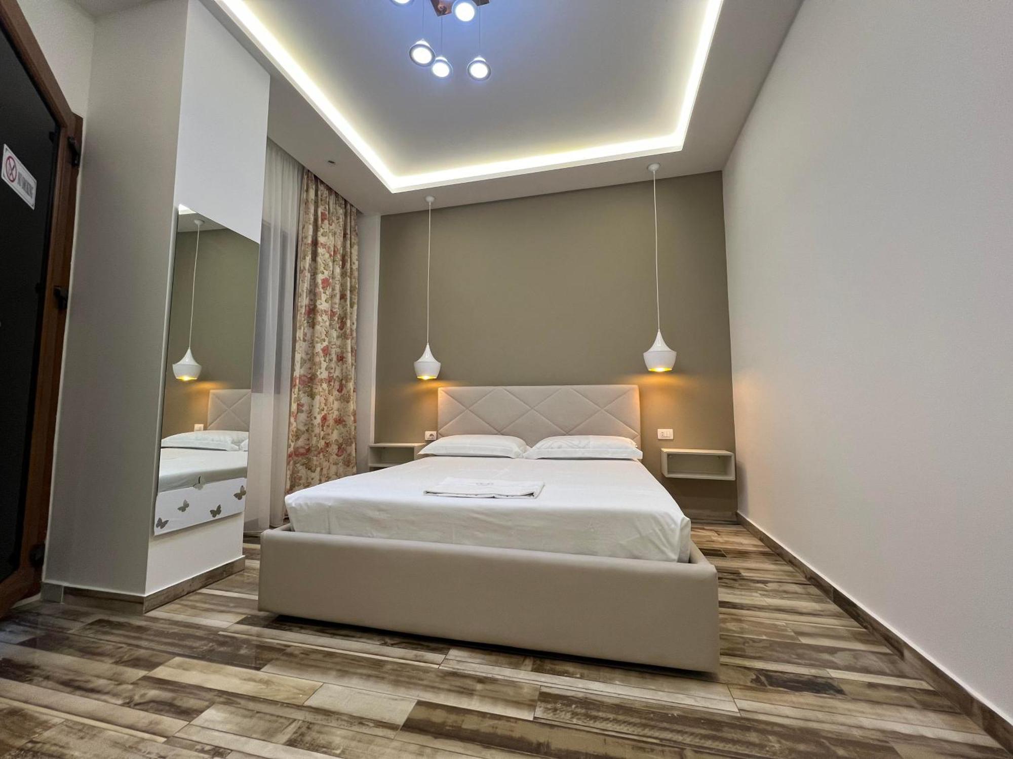 Guest Room Angolo Toscano Vlore Bagian luar foto